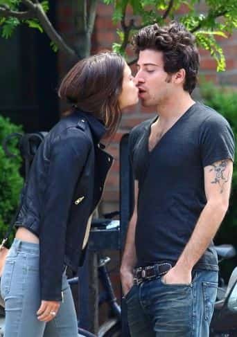 Jake Hoffman and Sienna Miller Kissing in the public place